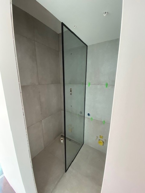 Shower screen with full black frame